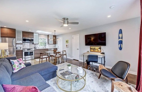 Charlotte Center City Condo | Stylish Myers Park 1BR King Condo | Queens Rd