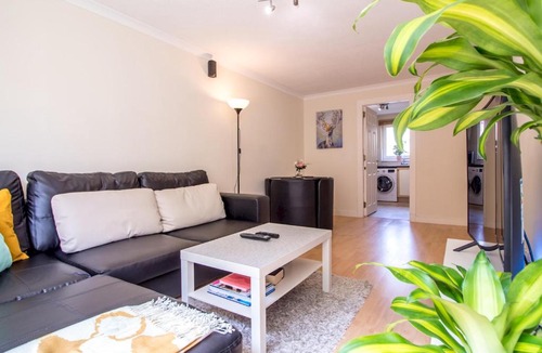 Dalry Apartment | Stylish & Serene 2 Bedroom Apt - Free Parking!