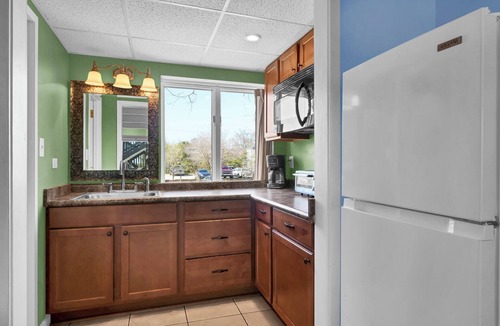 Wrightsville Beach Condo | Stylish Studio Near Wrightsville Beach | Pool, Elevator, Walk to Dining