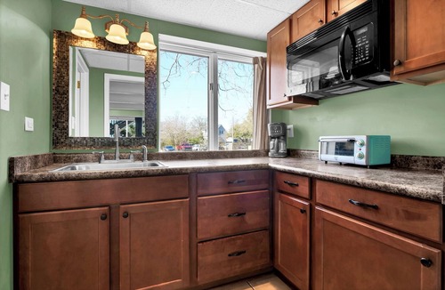 Wrightsville Beach Condo | Stylish Studio Near Wrightsville Beach | Pool, Elevator, Walk to Dining