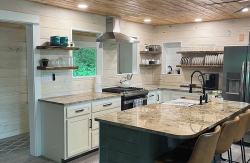Newland House | Sugar Mountain Hideaway: 2-2 home on Private Secluded Road w breathtaking view