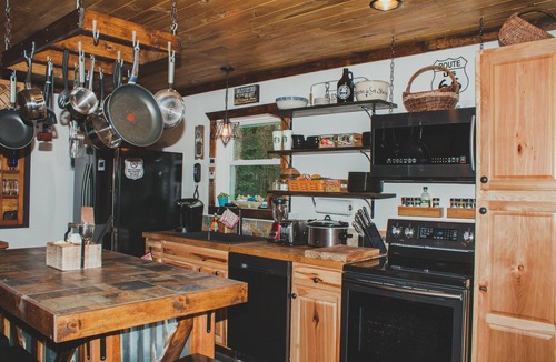Warrensville Cabin | Sugar Tree Lodge - Secluded Cabin near West Jefferson, Boone and Blowing Rock