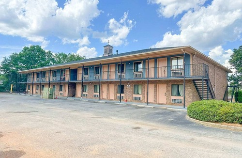 Louisville Apartment | Suite - King Bed|Non - Smoking