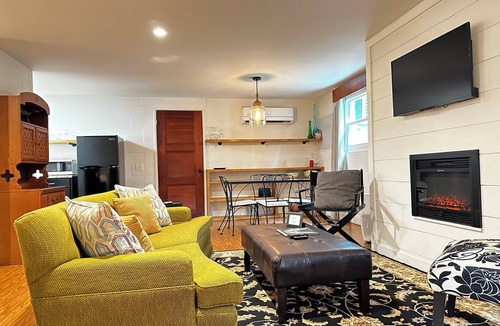 Madison Apartment | "SUITE LINDA" walk-out suite in a park setting