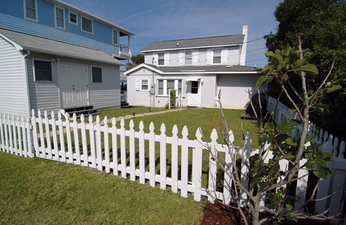 Kure Beach House | SUMMER DEALS - Huge Seaside Porch Near Pier, HAMMOCK, OCEANFRONT, STEPS TO BEACH