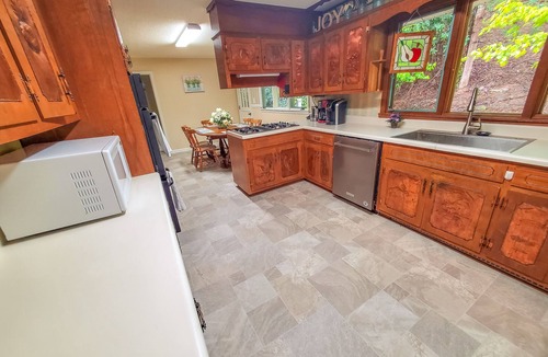 West Jefferson Cabin | Summer Feels Better in the Mountains- 8BR/5.5BA Mtn Views West Jefferson