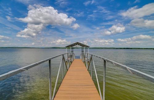 New Concord House | Summer Getaway on Kentucky Lake w/Private Dock