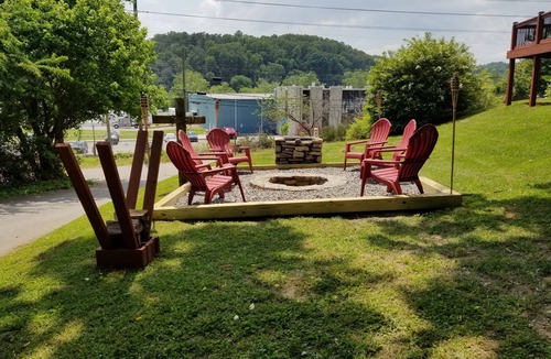 Woodfin House | Summer House Across From French Broad River With 6 Free Tubes For Guests!
