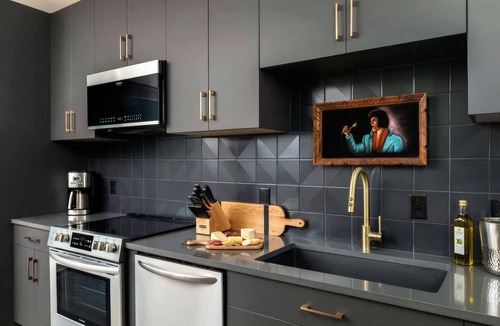 Rolling Mill Hill Apartment | Summer rooftop deck, skyline views, glass garage door near Broadway