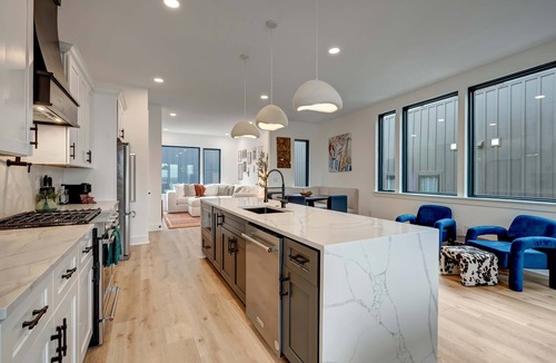 Hurwood Heights House | Summer rooftop hot tub, game zone, sauna near Broadway and Geodis Park