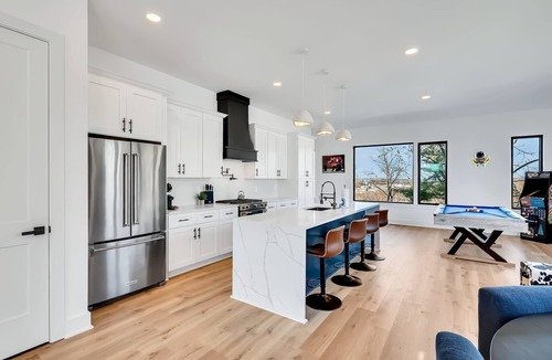 Hurwood Heights House | Summer rooftop hot tub, sauna, game room — near Broadway & Geodis Park