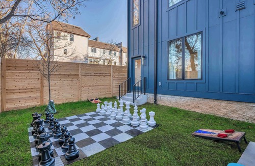 Hurwood Heights House | Summer rooftop hot tub, sauna, game room — near Broadway & Geodis Park