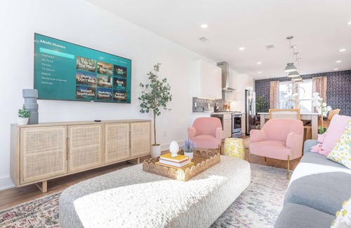 Talbot's Corner House | Summer rooftop hot tub, skyline deck, private garage near Broadway
