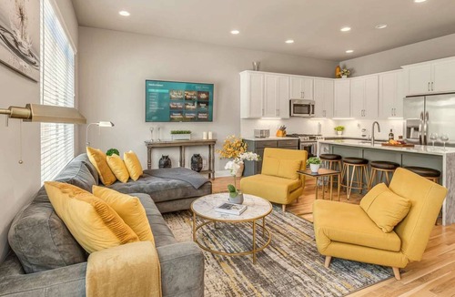 Haynes Area House | Summer rooftop lounge, fire pit, grill near Broadway and Nissan Stadium