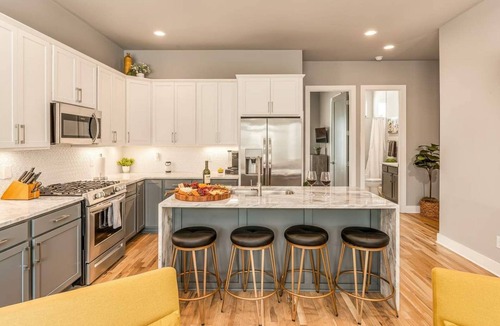 Haynes Area House | Summer rooftop lounge, fire pit, grill near Broadway and Nissan Stadium