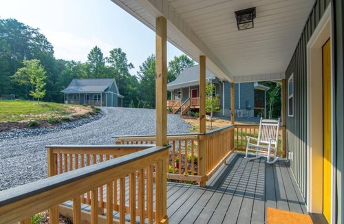 Elkin Cabin | Sunflower Cabin | Wheelchair Friendly with WiFi