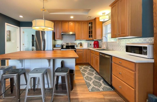 SouthPark House | Sunny Retreat in SouthPark – Spacious 2BR