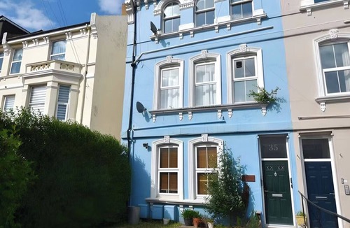 St Leonards-On-Sea Apartment | Sunny & Serene St. Leonards Retreat by Alexandra Park, Spacious Kitchen + Island