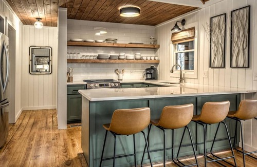 Unaka Cabin | Sunrise and Stardust - Hot Tub | Mountain Views | Screened Porch |