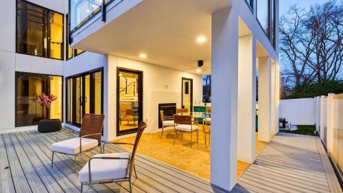 Talbot's Corner House | Sunrise in the City by AvantStay