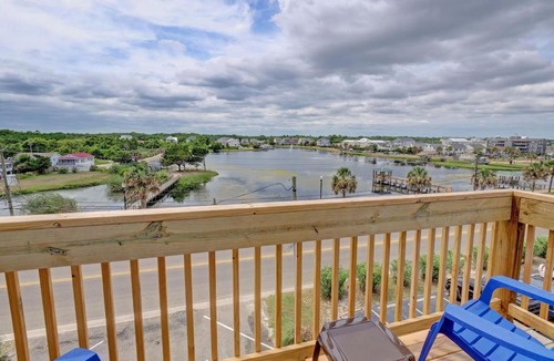 Carolina Beach House | SUNSALTSAND Lakefront 2BR Condo Sleeps 6 Beachview