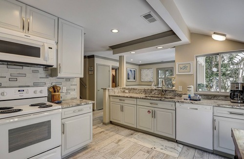 Lawton Woods House | Sunset Rentals | 5 Rice Lane | Dog Friendly