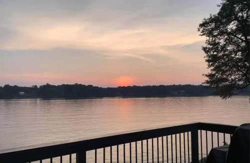 Dixie - Berryhill House | Sunset Shores Retreat