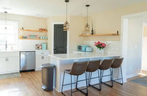 Kings Grant House | Sunset Villa by PoshStMgmt ~ 3 Miles to UNCW ~ Close to Beach & Downtown