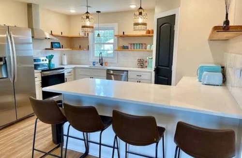 Kings Grant House | Sunset Villa by PoshStMgmt ~ 3 Miles to UNCW ~ Close to Beach & Downtown