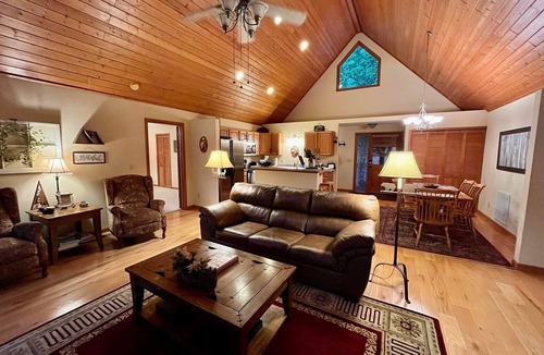 Franklin House | Sunsets in the Smokies. Secluded but not remote. 10 minutes north of Franklin.