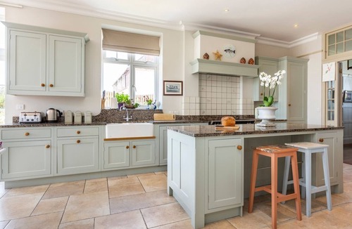 Pevensey Villa | Sunshine House - Five Bedroom Villa, Sleeps 11