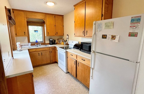 Ocracoke House | Sunspace: Quiet location, screened porch, deck, treetop sunsets