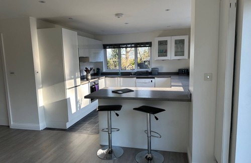Cranleigh House | Super 2000sq ft Self-Contained Guest House