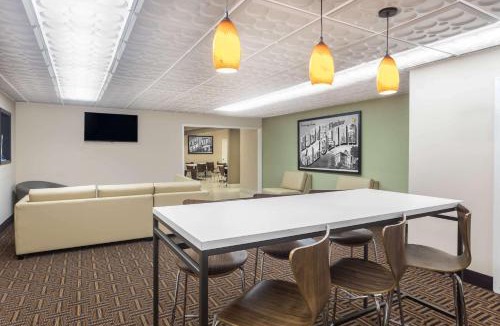 Skyland Hotel | Super 8 by Wyndham Asheville Airport