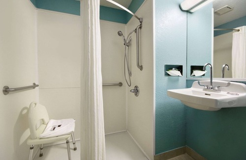 Charlotte Hotel | Super 8 by Wyndham Charlotte University