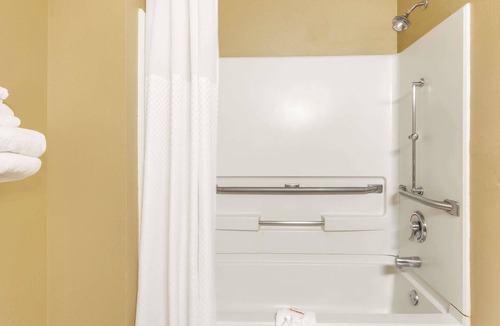 Charlotte Hotel | Super 8 by Wyndham Charlotte/Amusement Park Area