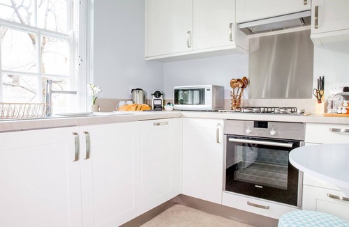 Royal Borough of Kensington and Chelsea Apartment | Super Stylish Living in the Best Location in the Heart of Kensington