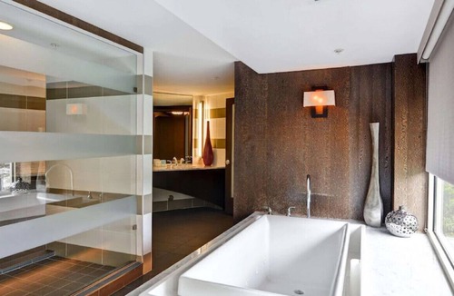 Crabtree House | Superb Executive King Suite w/ Top Amenities!
