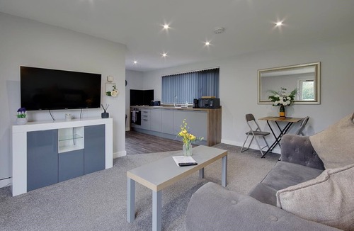Matchams Apartment | Superior Lodge with Private Garden