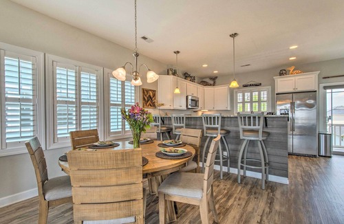 Surf City Cottage | Surf City Escape w/6 Decks: Steps To Beach