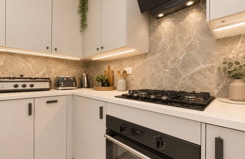 Sutton North House | Sutton 30Mins to Central London Sleeps7 Parking