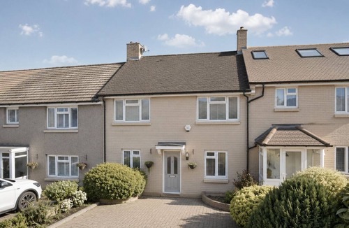 Sutton North House | Sutton 30Mins to Central London Sleeps7 Parking