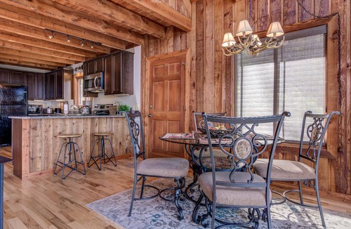Skyland Cabin | Suzie's Luxury Cabin Asheville HOT TUB VIEWS nr BILTMORE.