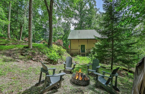 Cullowhee House | Sweet Mountain Dreams - 2BR: Mountain Retreat w/Lake Glenville Views, Firepit