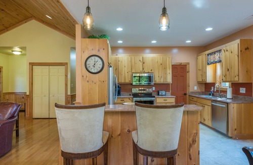 Spruce Pine Cabin | Swiss Pine Lodge, Hot tub+Fire-Pit, Grill, Mtn View, Game Room, Scenic Vistas!