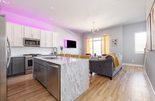 Haynes Area House | Tailgater's Dream! Rooftop w/TV + Fire + Lights