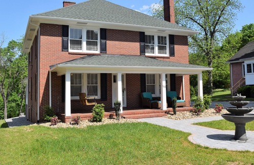 Lincolnton House | Talk of the Town - (Whole House) Sleeps 10