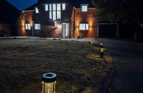 Burton on Trent House | Tangle Tree Lodge - Luxury, Parking, Spacious