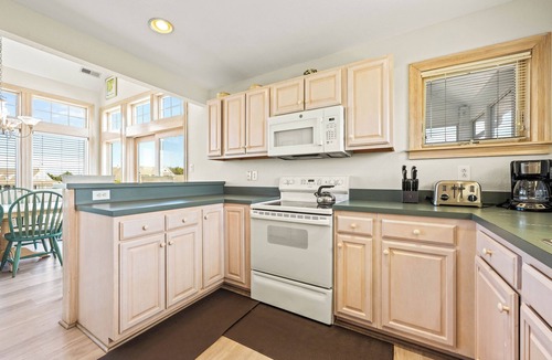 Buck Island House | Taproom's Landing: Hot Tub, Community Pool nearby, Close to Beach