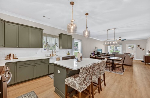 Springfield House | Terrific 4-bedroom bungalow with AC in charming Springfield